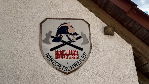 Schild am Feuerwehrhaus