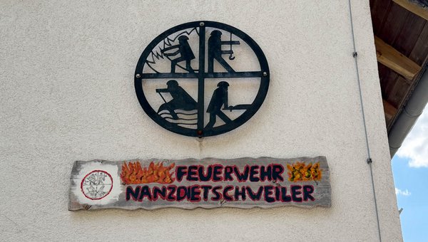 Schild am Feuerwehrhaus