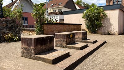 Dorfplatz Waschsteine