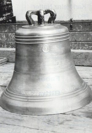 Die am 24. April 1983 geweihte Herz-Jesu-Glocke; Gewicht: 130kg, Ton: Cis